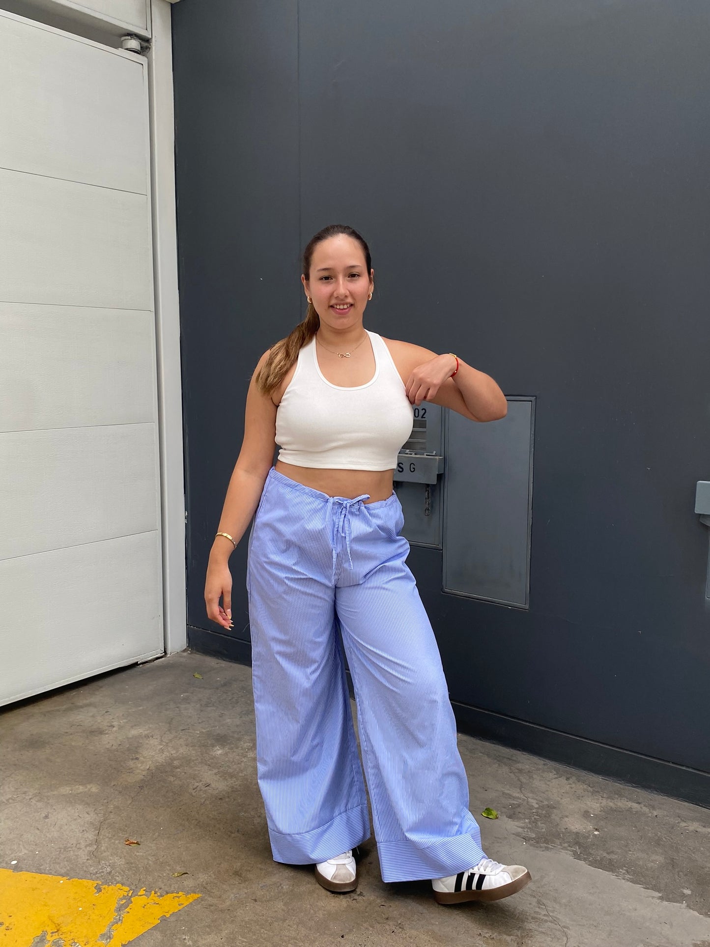 Pantalón a rayas celeste