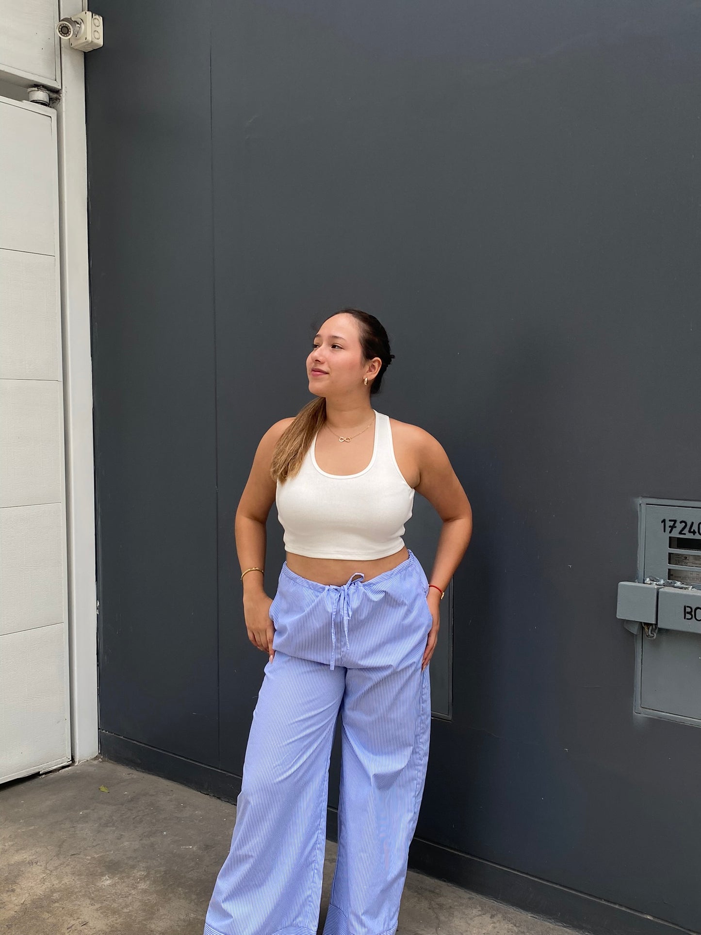 Pantalón a rayas celeste