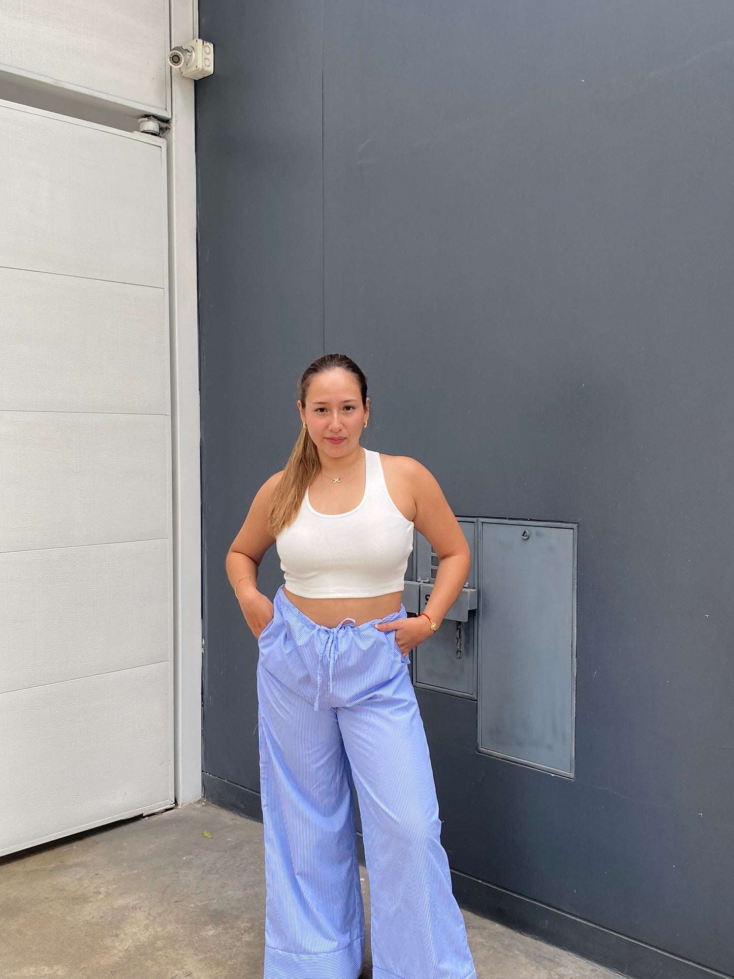 Pantalón a rayas celeste