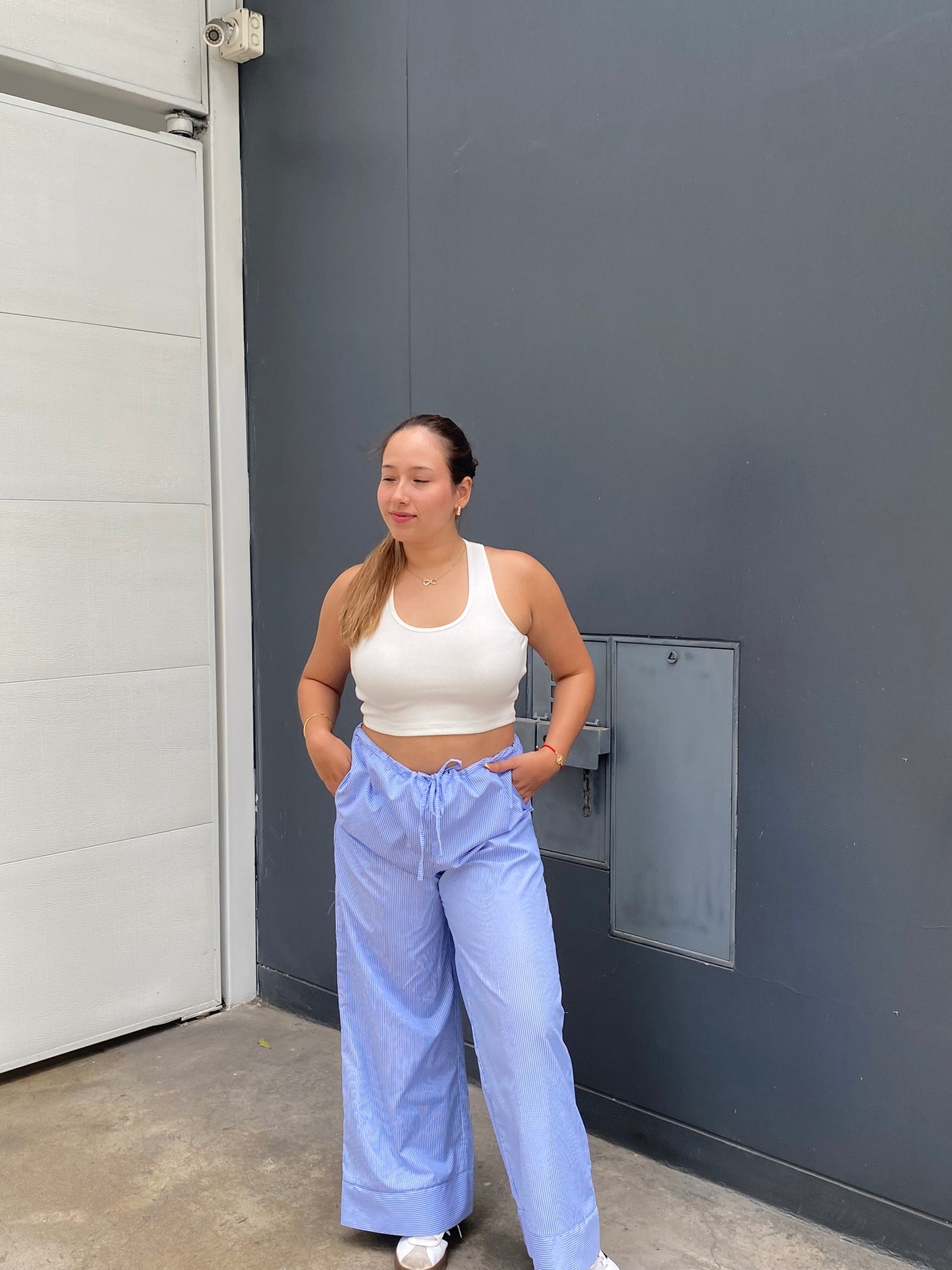 Pantalón a rayas celeste