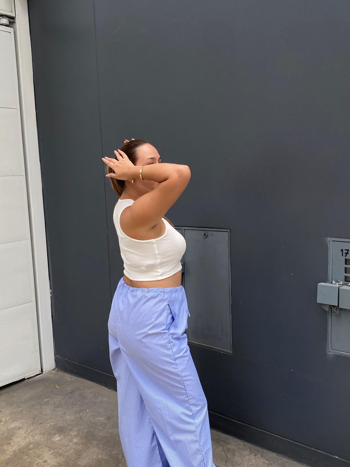 Pantalón a rayas celeste